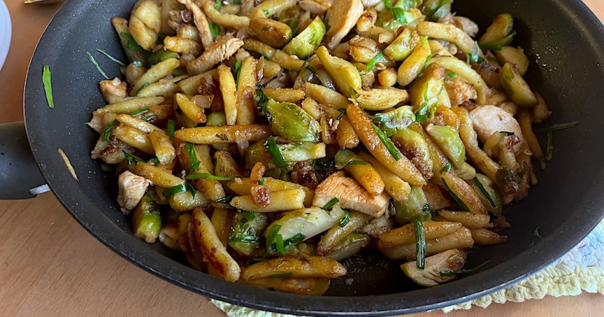 Schupfnudel-Pfanne asiatisch: Schnelles One-Wok-Meal mit Rosenkohl