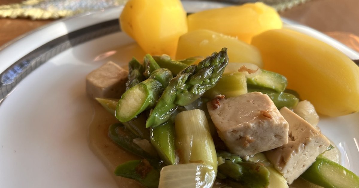 Asiatische braune Soße mit grünem Spargel und Tofu – besser als Takeaway