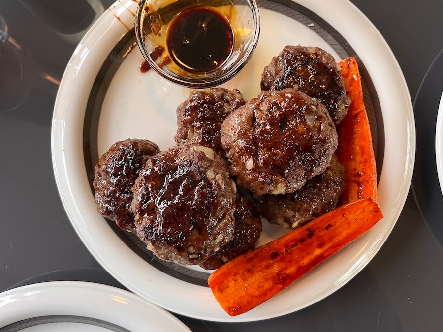 Five Spice Frikadellen mit Kecap Manis – saftig, knusprig und perfekt vom Plancha-Grill