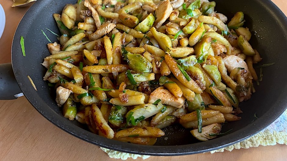 Schupfnudel-Pfanne asiatisch: Schnelles One-Wok-Meal mit Rosenkohl