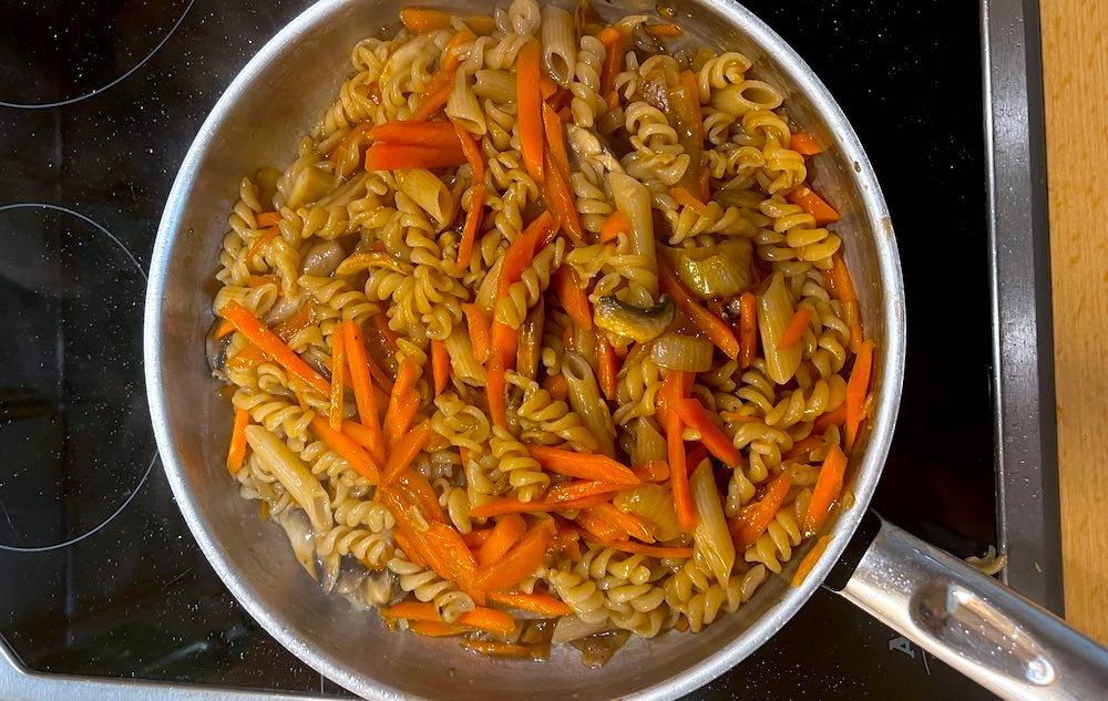 Wenn du keinen Gasbrenner hast, ist eine große Pfanne oft die bessere Wahl.