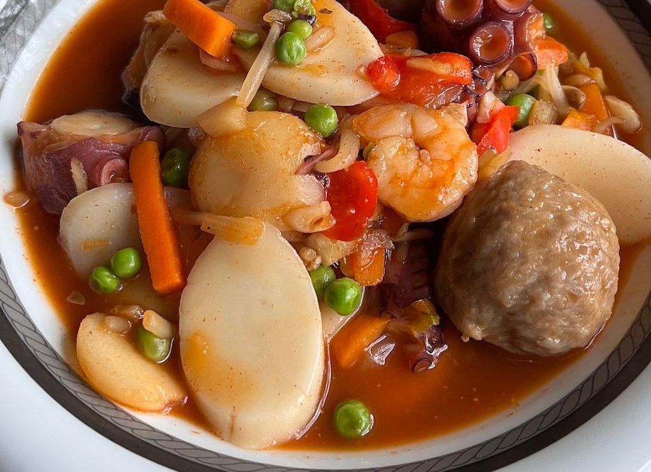 Tteokbokki Rezept: Koreanische Reiskuchen selber machen (auch mit Gnocchi!) 🌶️✨