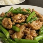 Grüner Spargel Hähnchen asiatisch mit brauner Sauce mir Jasmin Reis