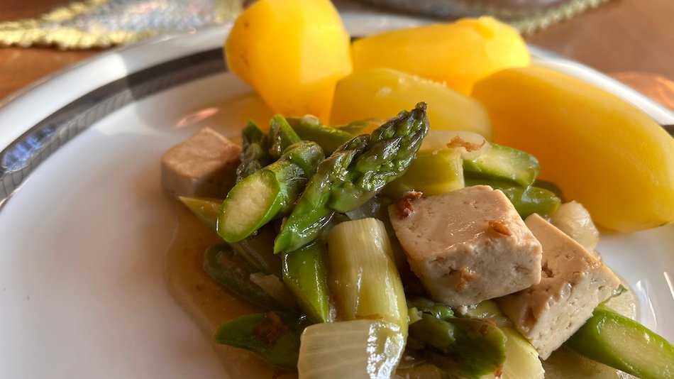 Asiatische braune Soße mit grünem Spargel und Tofu – besser als Takeaway 🍜🌱